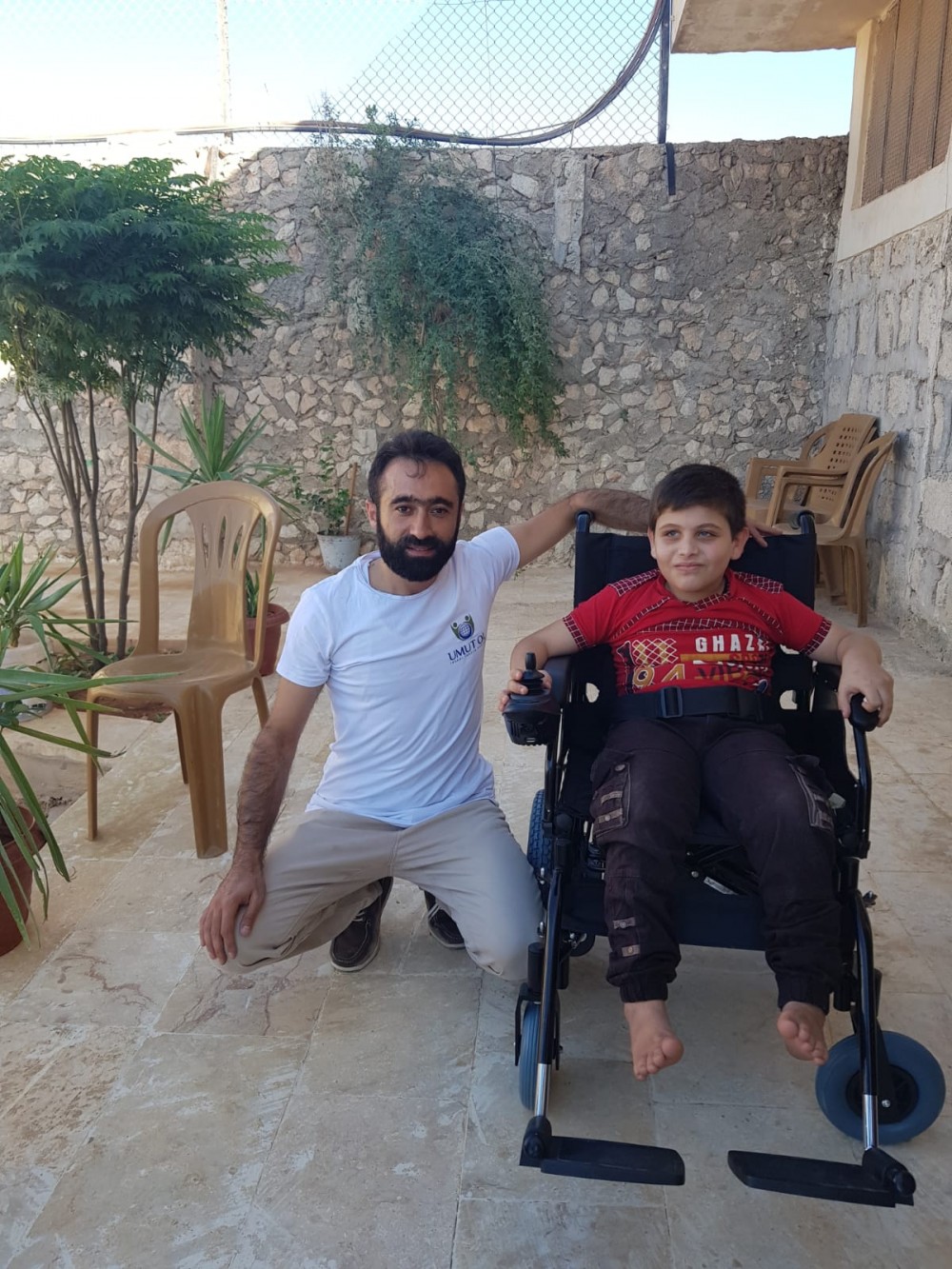 Umut Ol İnsani Yardım Derneği Suriye'de Engelliler İçin Akülü Tekerlekli Sandalye Yardım Projesi Başlattı.