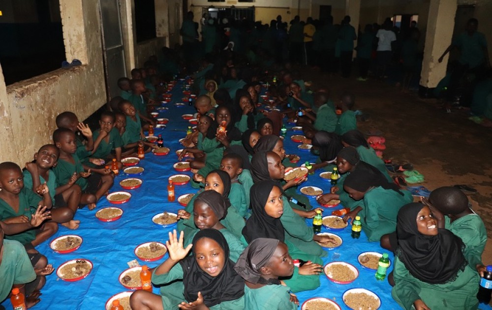 Umut Ol İnsani Yardım Derneği Afrika'da Bağışçılarının Katkıları ile Yetimlere Yemek Dağıttı.