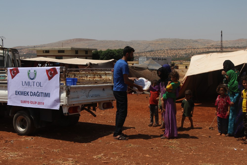 Umut Ol İnsani Yardım Derneği Suriye'nin İdlib Bölgesinde Ekmek Dağıtımı Yaptı.