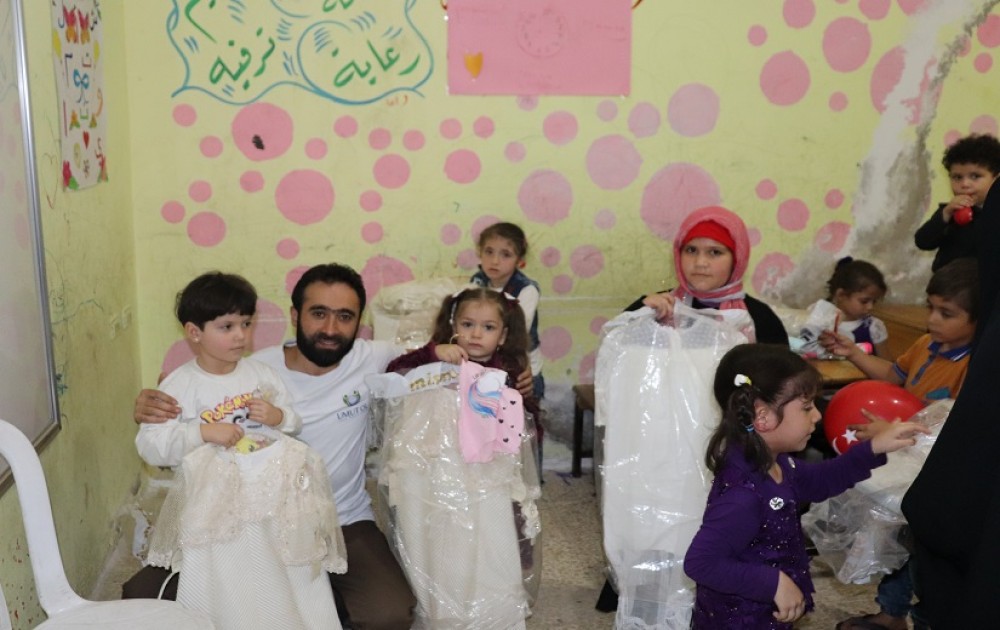 Umut Ol İnsani Yardım Derneği Suriye'nin İdlib Bölgesinde Yetimlere Elbise Dağıttı.