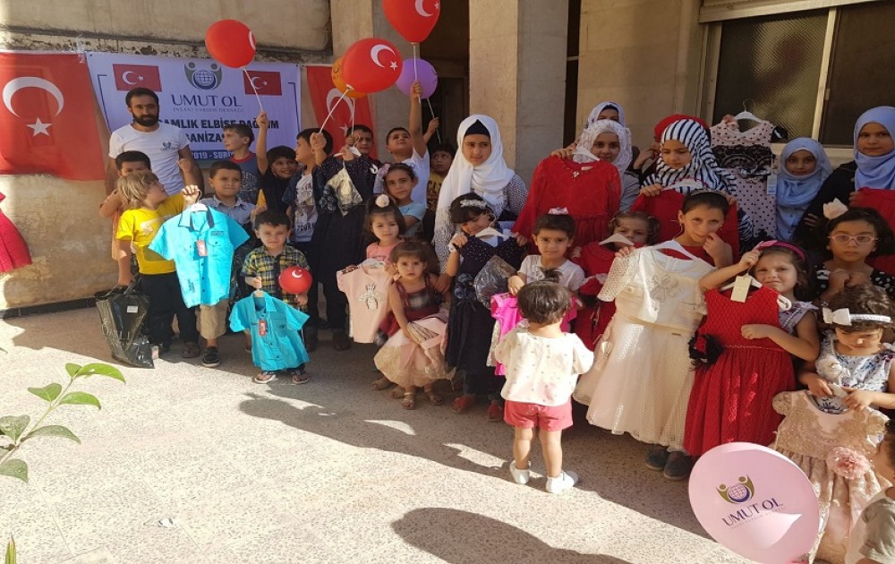Umut Ol İnsani Yardım Derneği Suriye'de Yetimlere Bayramlık Elbise Dağıttı.