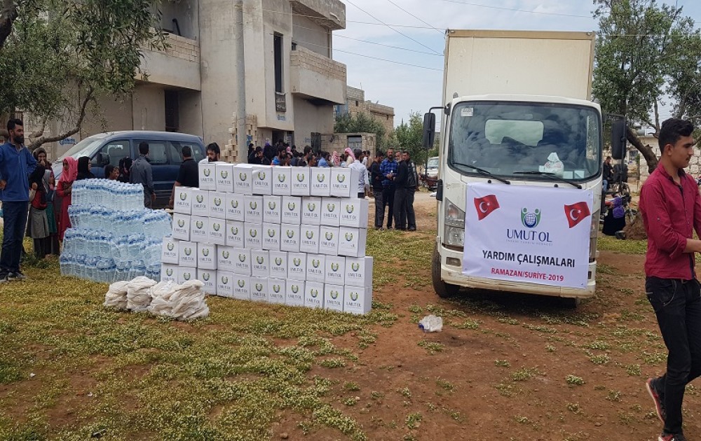 Umut Ol İnsani Yardım Derneği Ramazan Ayında Suriyede Gıda Kolisi Ve Zekat Dağıtımı Yaptı.