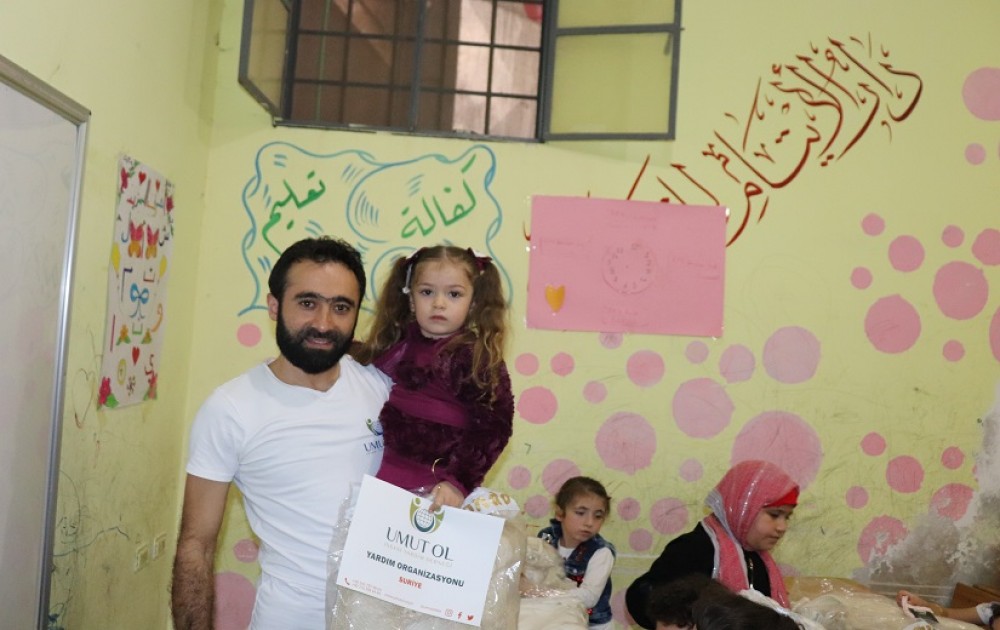 Umut Ol İnsani Yardım Derneği Suriye'nin İdlib Bölgesinde Yetimlere Elbise Dağıttı.