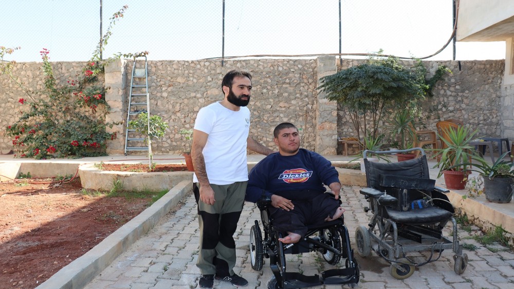 Umut Ol İnsani Yardım Derneği Suriye'de Akülü Sandalye Yardımına Devam Ediyor.