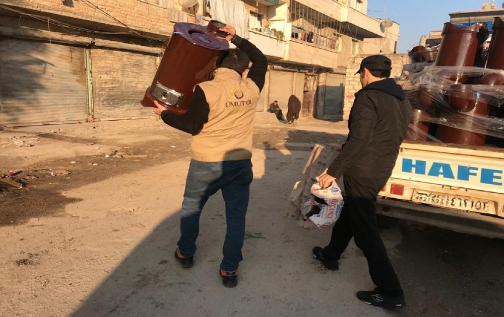 Umut Ol İnsani Yardım Derneği Suriye'nin İdlib kentinde ihtiyaç sahiplerine soba dağıttı.