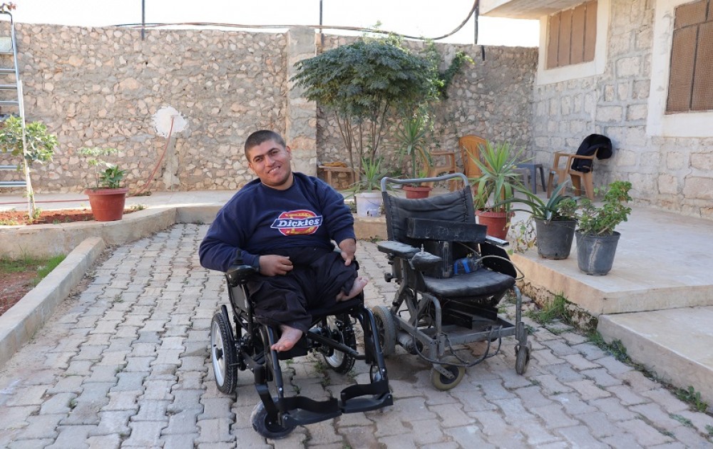 Umut Ol İnsani Yardım Derneği Suriye'de Akülü Sandalye Yardımına Devam Ediyor.