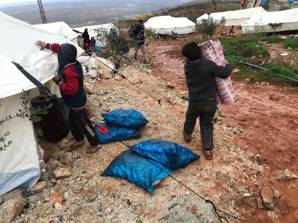 Umut Ol İnsani Yardım Derneği Suriye'nin İdlib bölgesinde soba ve kömür dağıttı.