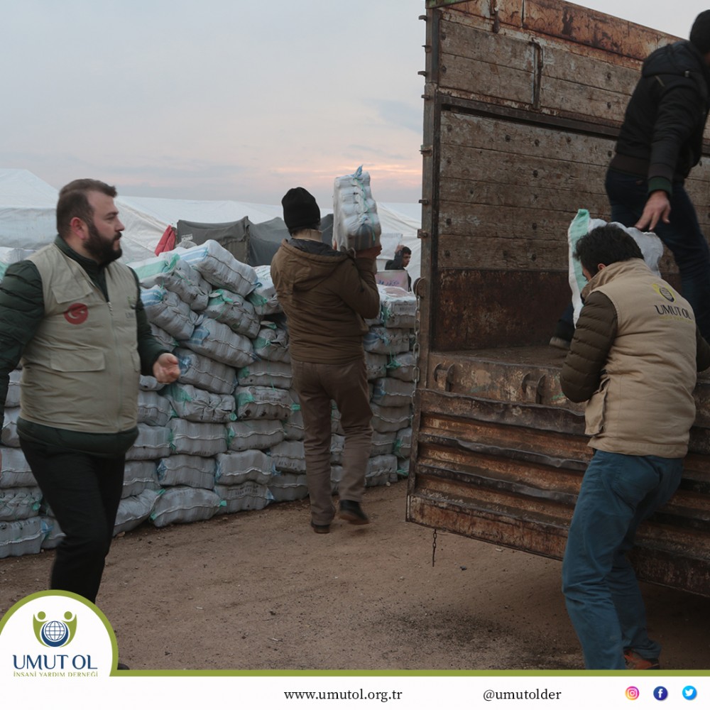 Umut Ol İnsani Yardım Derneği İdlib çadırkent bölgesinde İstanbul Arnavutköy AK Parti ilçe başkanının iştirakı ile yardım dağıttı.