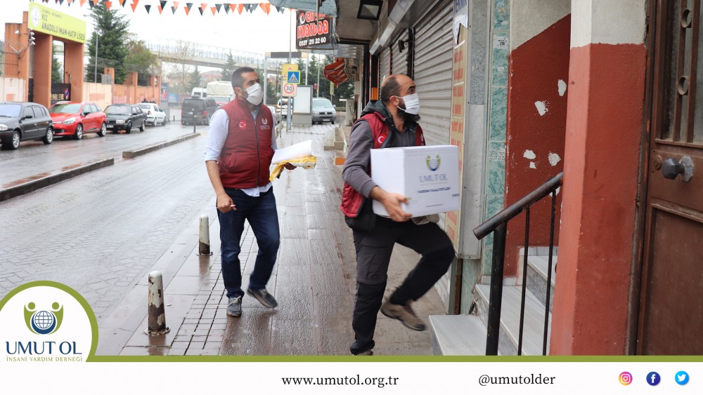 Umut Ol İnsani Yardım Derneği İstanbul'da İhtiyaç Sahiplerine Gıda Kolisi Dağıttı.