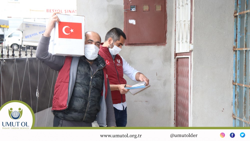 Umut Ol İnsani Yardım Derneği İstanbul'da İhtiyaç Sahiplerine Gıda Kolisi Dağıttı.