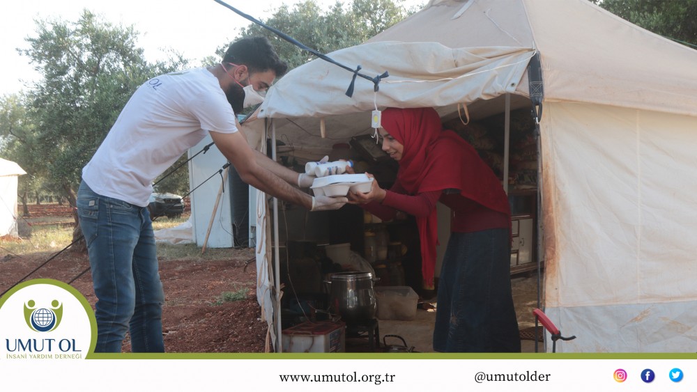 Umut Ol İnsani Yardım Derneği Suriye'de İhtiyaç Sahiplerine İftarlık Yemek Dağıttı.