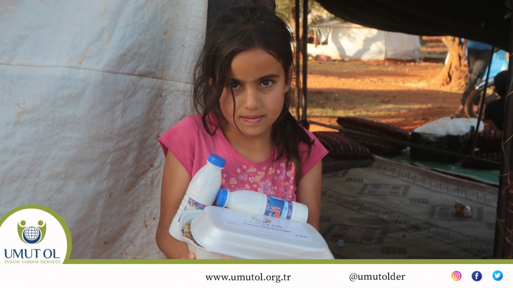 Umut Ol İnsani Yardım Derneği Suriye'de İhtiyaç Sahiplerine İftarlık Yemek Dağıttı.
