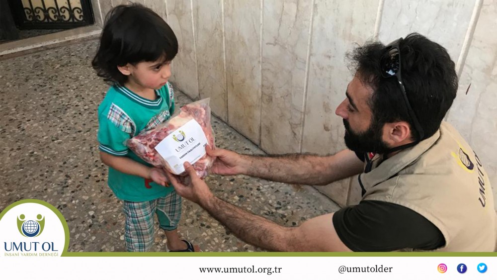 Umut Ol İnsani Yardım Derneği Suriye'de Sadaka Kurbanlarını Kesip Dağıtımını Gerçekleştirdi.