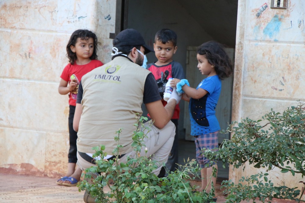 Umut Ol İnsani Yardım Derneği Suriye'de Sadaka Kurbanı Kesti.