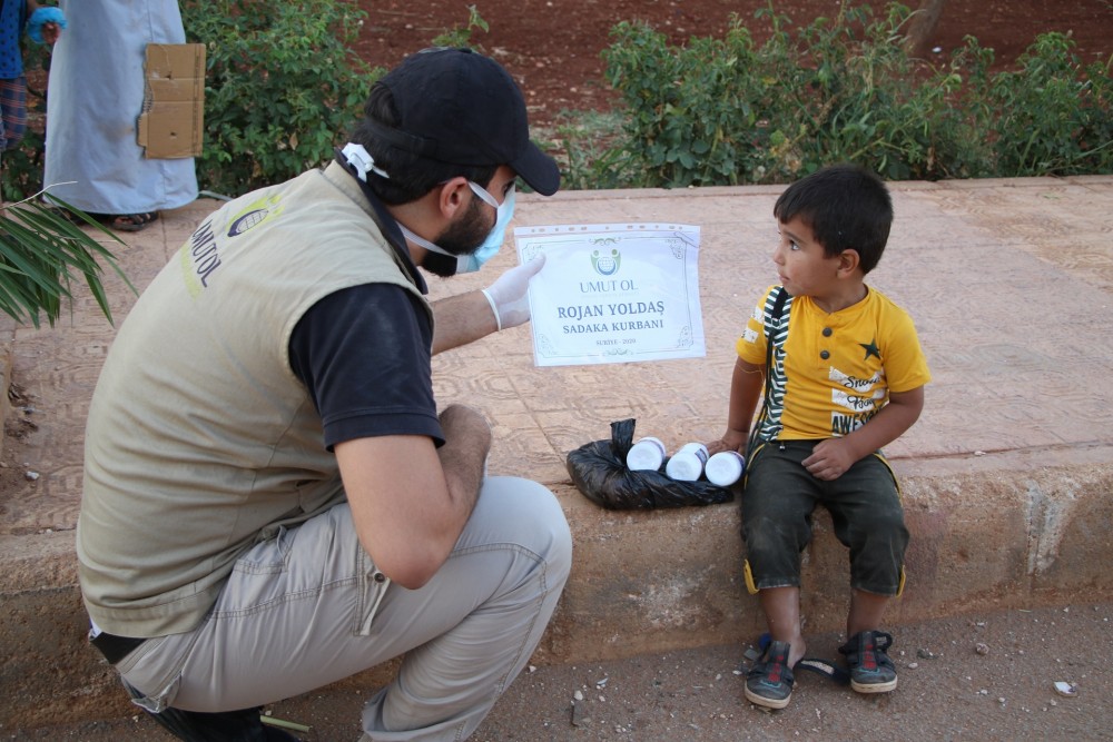 Umut Ol İnsani Yardım Derneği Suriye'de Kurban Dağıtımına Devam Ediyor.