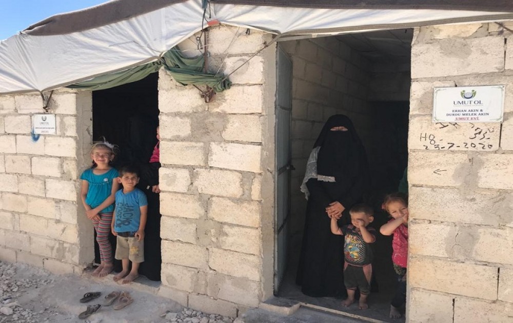 Umut Ol Uluslararası İnsani Yardım Derneği Suriye'de İhtiyaç Sahibi Ailelere Briket Ev Teslim Etmeye Devam Ediyor.
